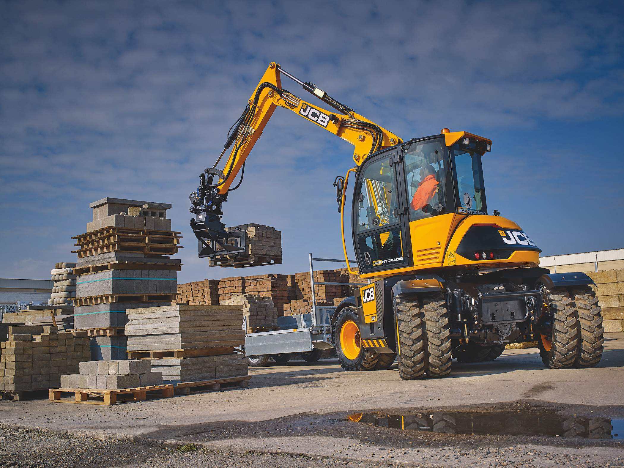 The JCB 110W Hydradig delivers unparalleled visibility, stability, maneuverability, mobility and serviceability for urban construction, highway maintenance and municipal contractors.