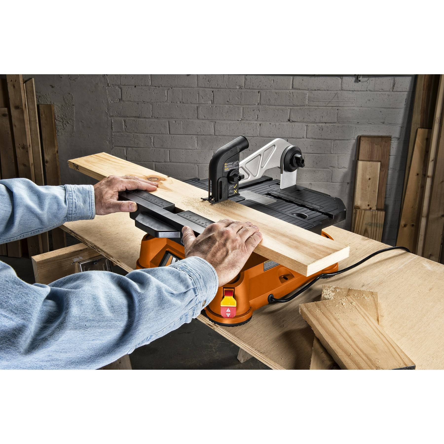 The WORX BladeRunner Crosscut Sled's fence support, measurement scale and center groove alignment provide consistent 90º accuracy.