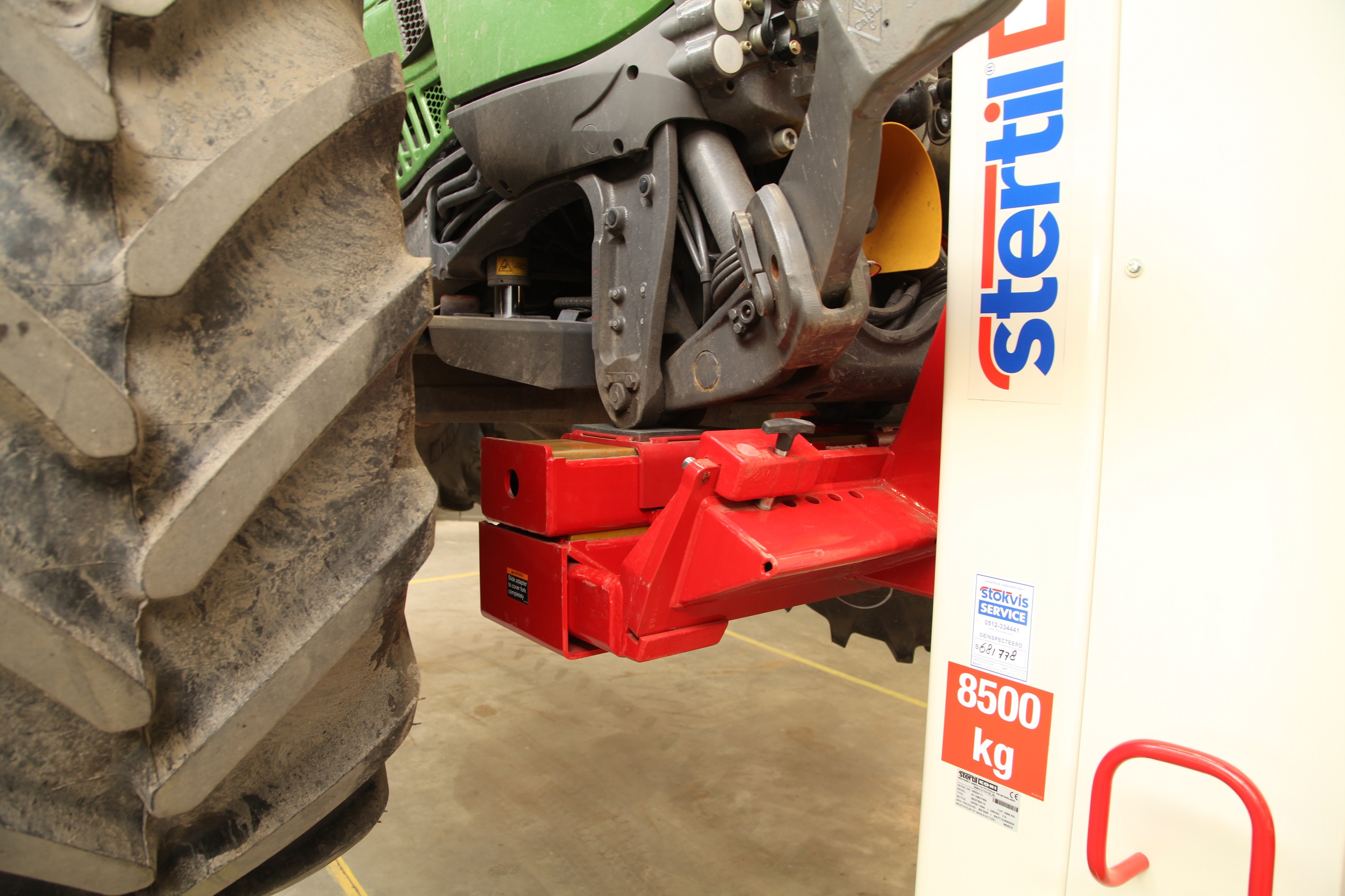 The agricultural multipurpose adapter is suitable for lifting tractors with two or three mobile columns