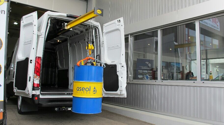 Unlike post-mounted cranes that can lose lifting capacity when fully extended, the MAD EasyLoad Hoist provides full-length boom travel with no loss of capacity.