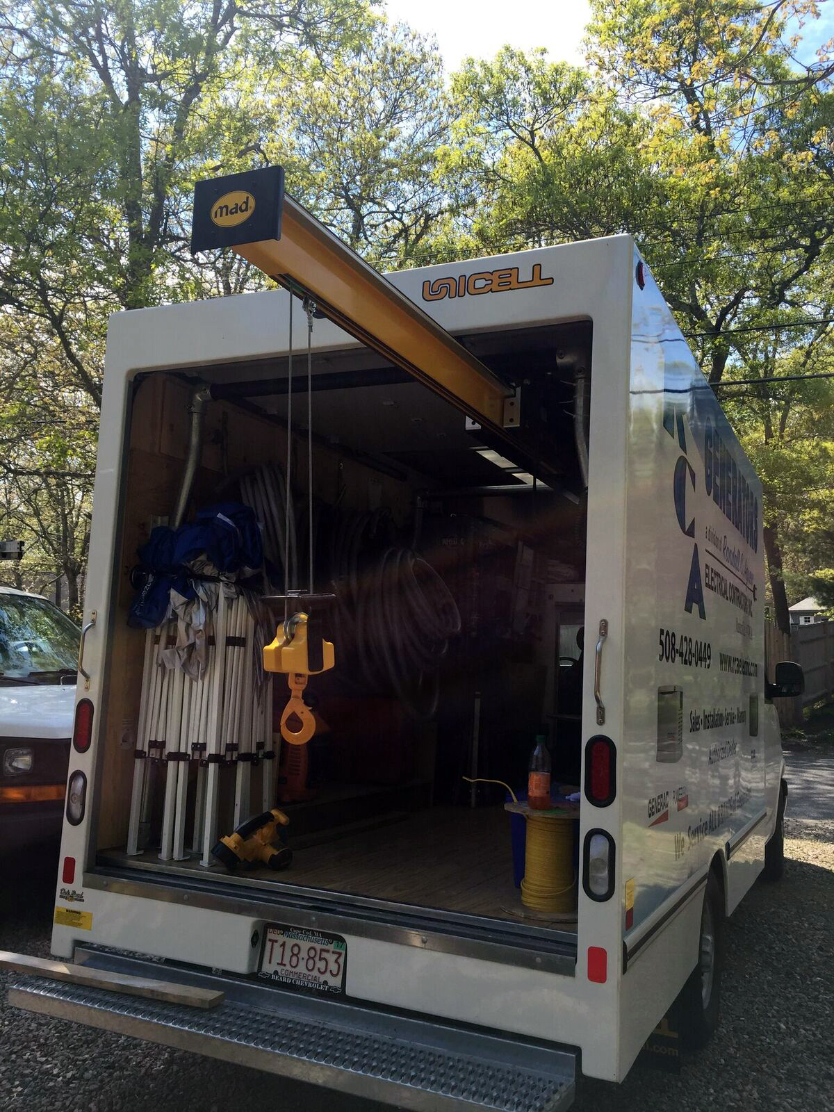 The EasyLoad allows operators to navigate cargo through manholes and to position the winch for optimal load securement, even when the host vehicle isn’t perfectly oriented.