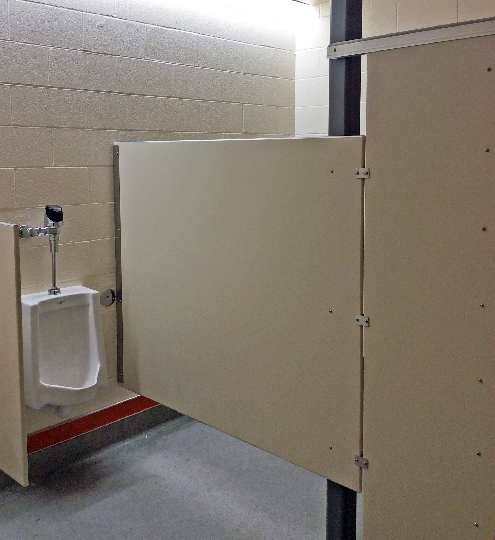 Springfield's Hamlin Middle School features Scranton Products' restroom partitons to stand up to a tough environment.