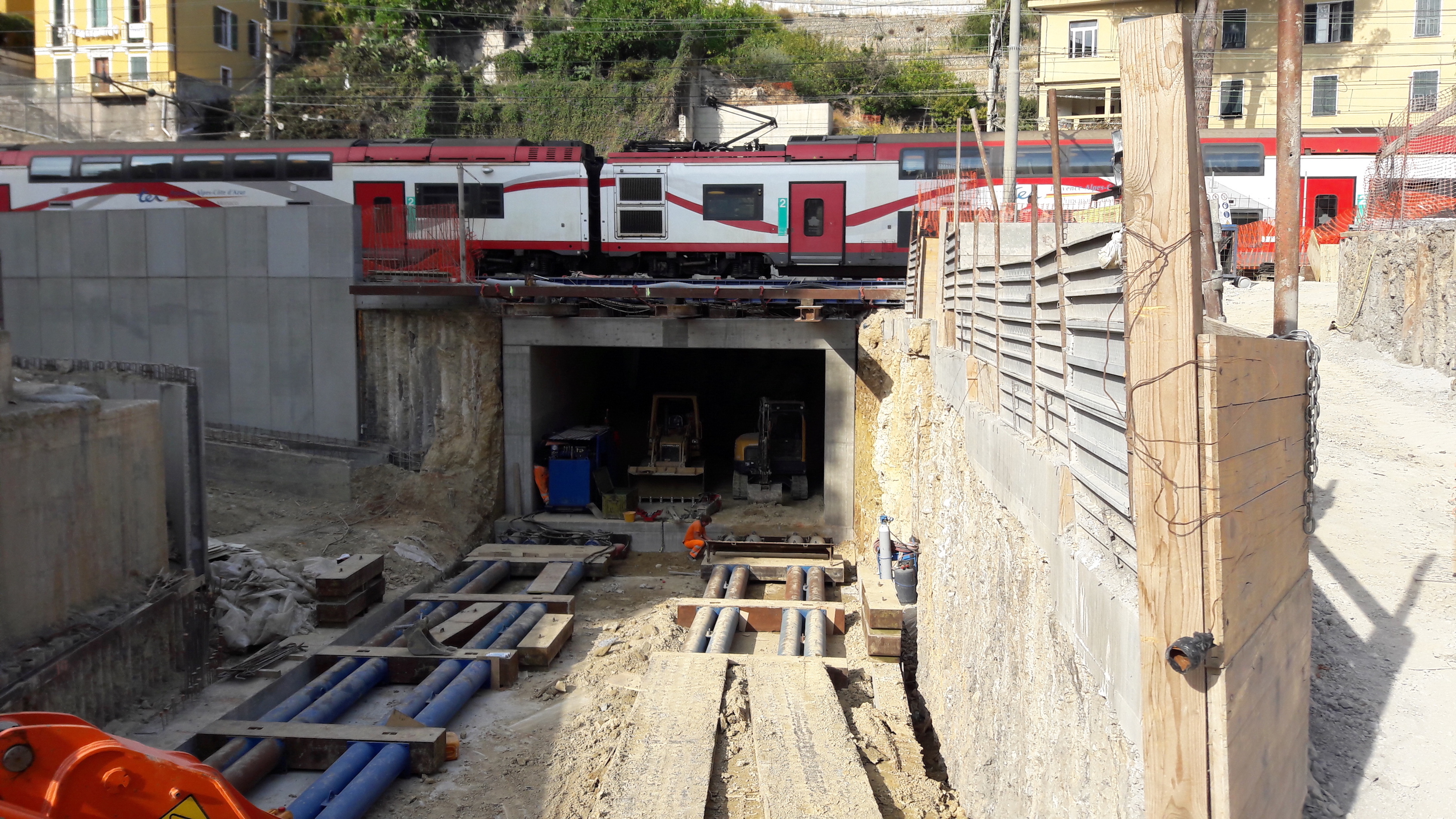 No delays, more durability: PENETRON ADMIX is added to the box-shaped concrete tunnel elements, which are then pushed into place underneath the Ventimiglia station railway tracks.