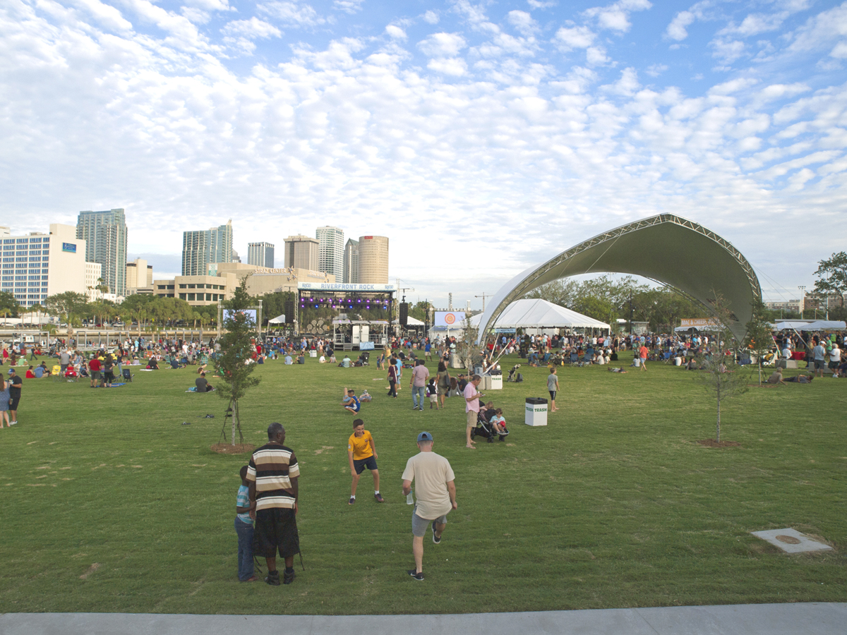 Civitas designed the park with a large central lawn to provide freeform space for games and relaxation and to open up dramatic views of downtown Tampa.