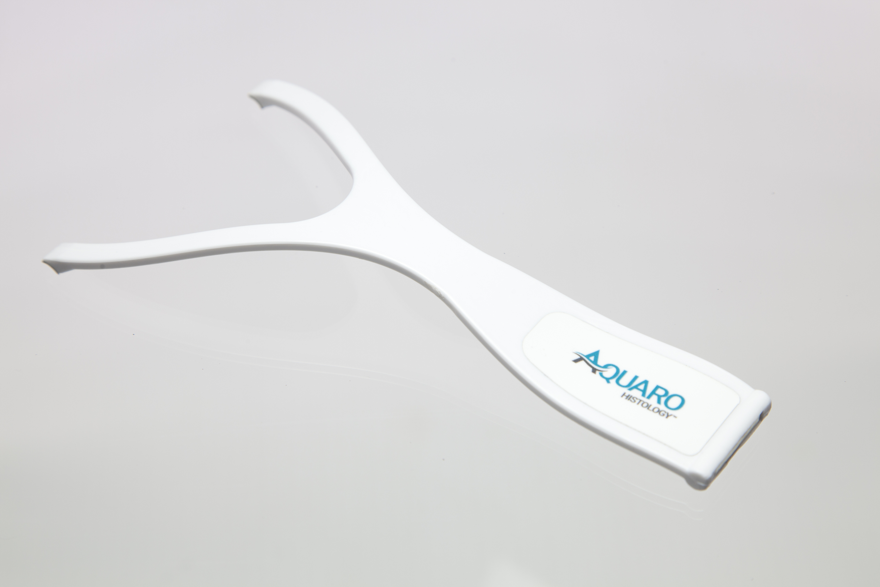 The Aquaro Wishbone allows histologists to remove and dispose of a microtome blade, as well as insert and align it, without ever touching the blade.