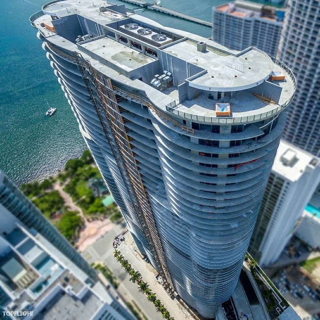 Showcase Biscayne Bay project: This extremely tall 52-story condo tower has a deep below-grade structure with an absolutely secure PENETRON-treated concrete foundation for optimal durability.