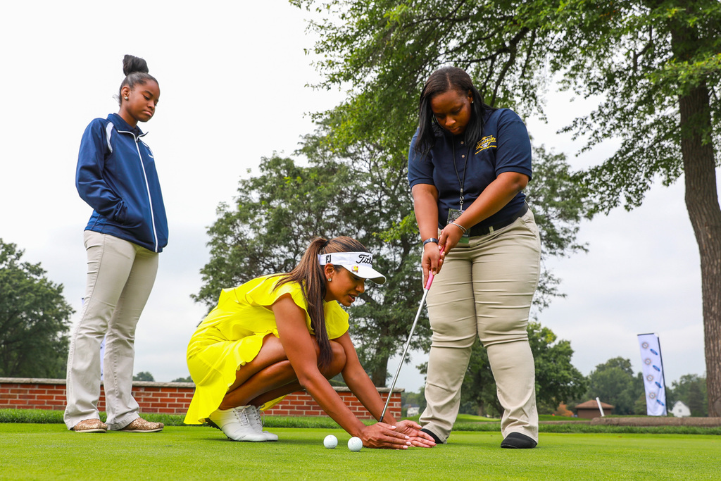 JRLA Students participate in a putting clinic by Seema Sadekar at Detroit Golf Club