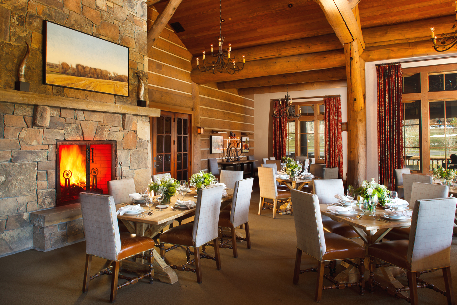 WRJ’s Snake River Sporting Club dining room combines standout work from regional artists with sophisticated furnishings in inviting textures to complement rustic logs and stone (photo by David Swift).
