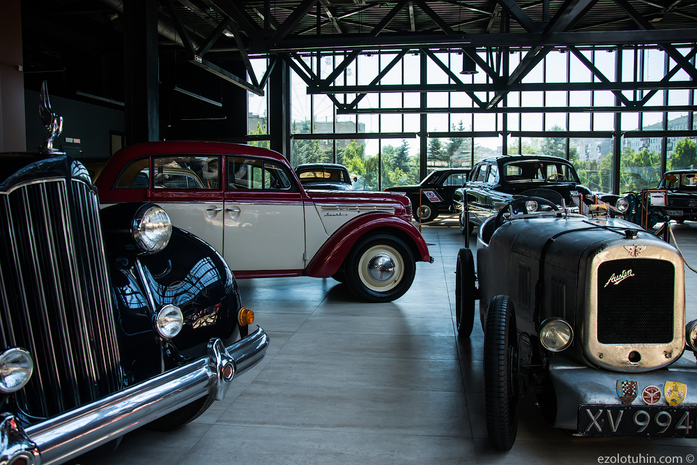A special collection: Reflecting the enthusiasms of collector and patron Alexander Govor, the museum exhibits over 40 vintage automobiles, vintage motorcycles and even two historical Soviet-era jets.