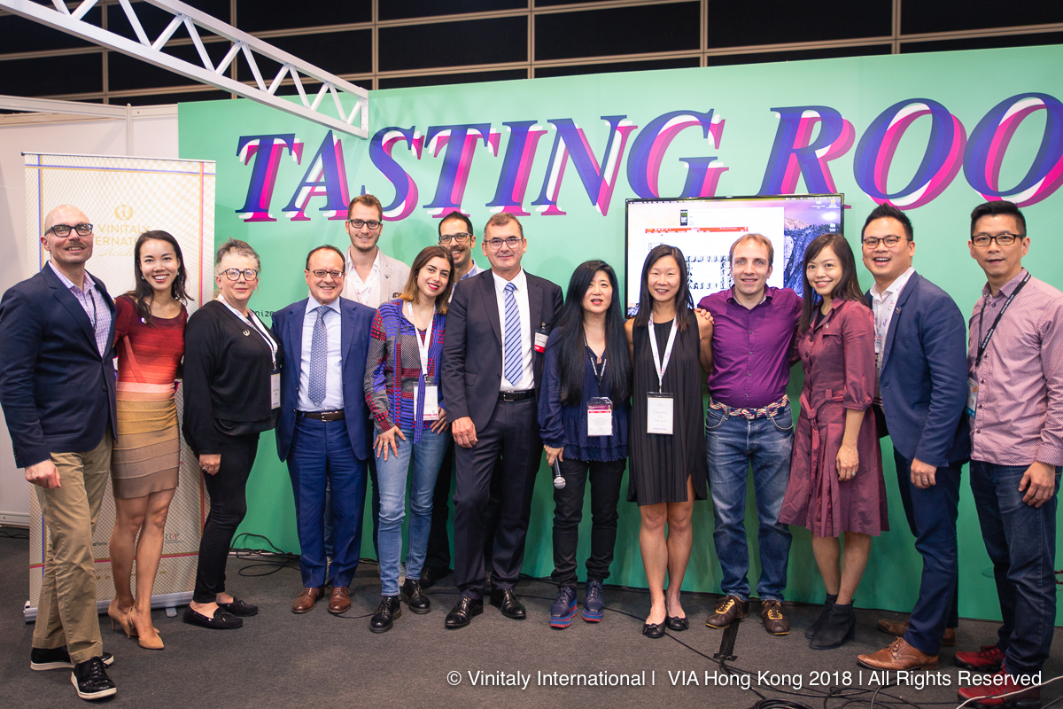 Newly-proclaimed VIA Italian Wine Ambassadors and Experts in Hong Kong pose with VIA Founder Stevie Kim, VIA Faculty and Veronafiere President and General Manager.