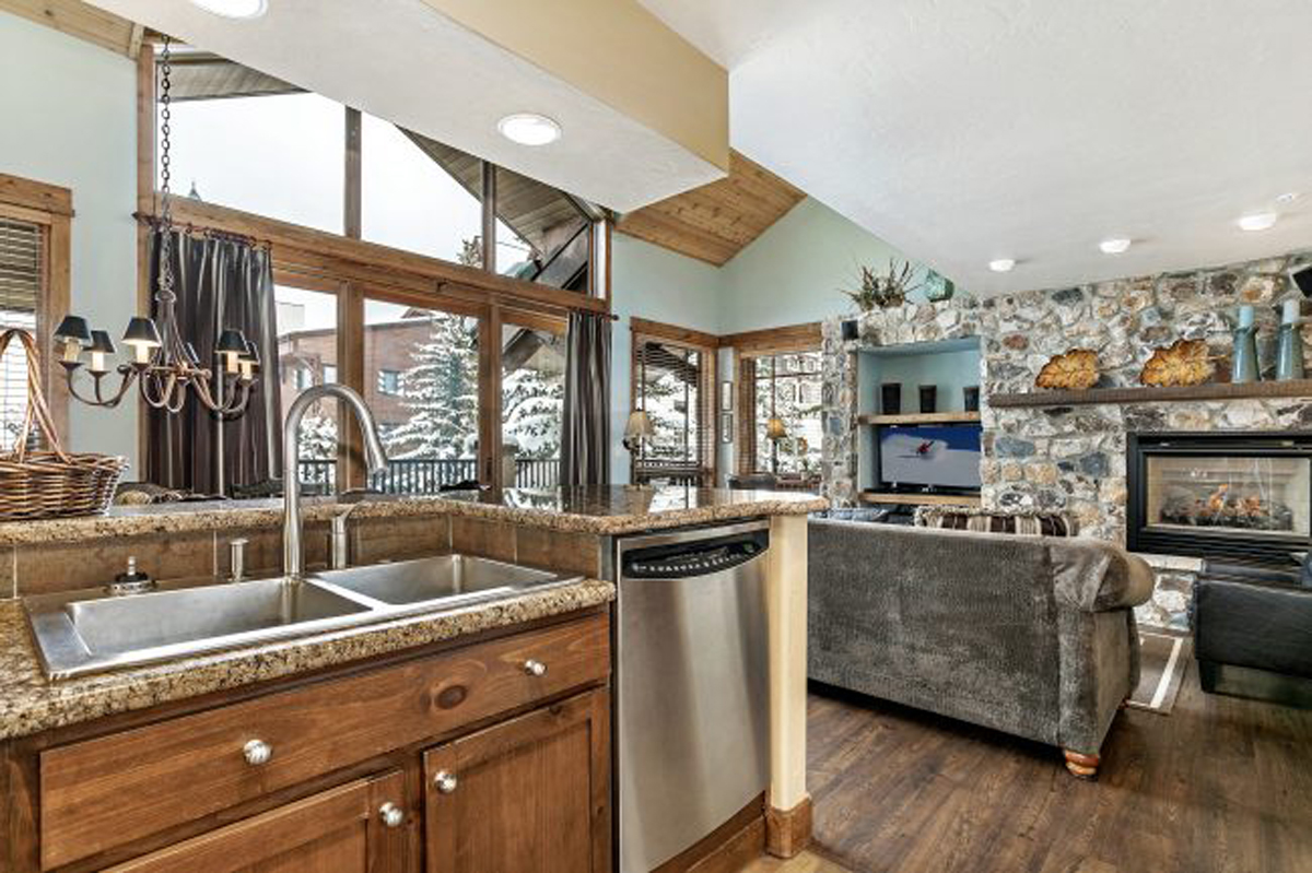 Antlers at Vail’s Early Risers Early-season package offers travelers affordable spacious guest suites with full kitchens stocked with complimentary bags of fresh locally-roasted coffee.