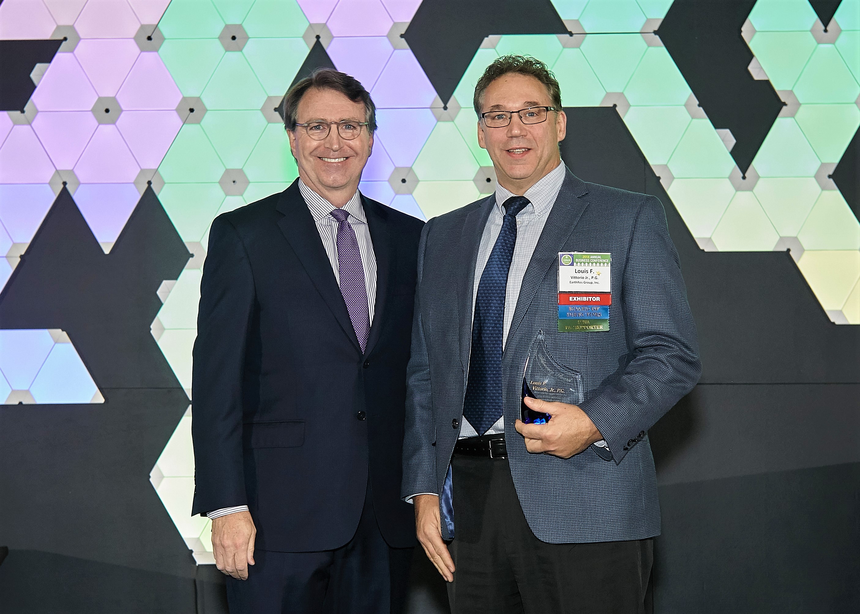 IBWA Convention Committee Co-Chair Dan Kelly (left) presents IBWA/Shayron Barnes-Selby Advocacy Award to EARTHRES VP Lou F. Vittorio, Jr., P.G. (right).  Photo courtesy of IBWA.