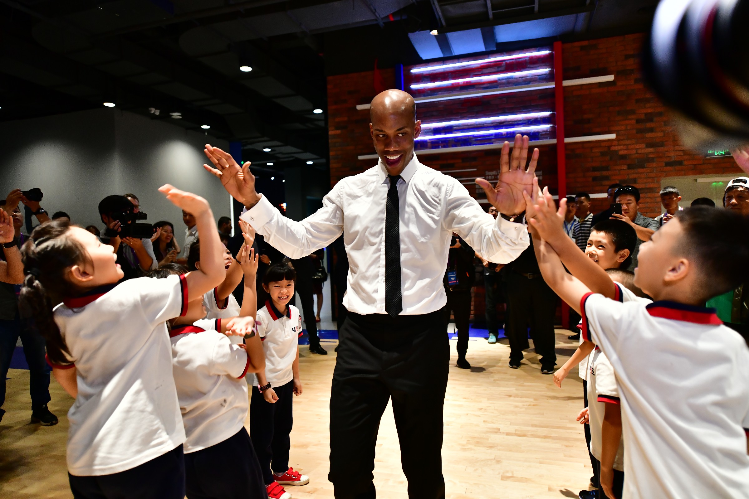 Photo 3 -NBA and CBA basketball legend Stephon Marbury hosts a clinic for children at the opening of the NBA Exhibit at Mission Hills Haikou in Hainan, China