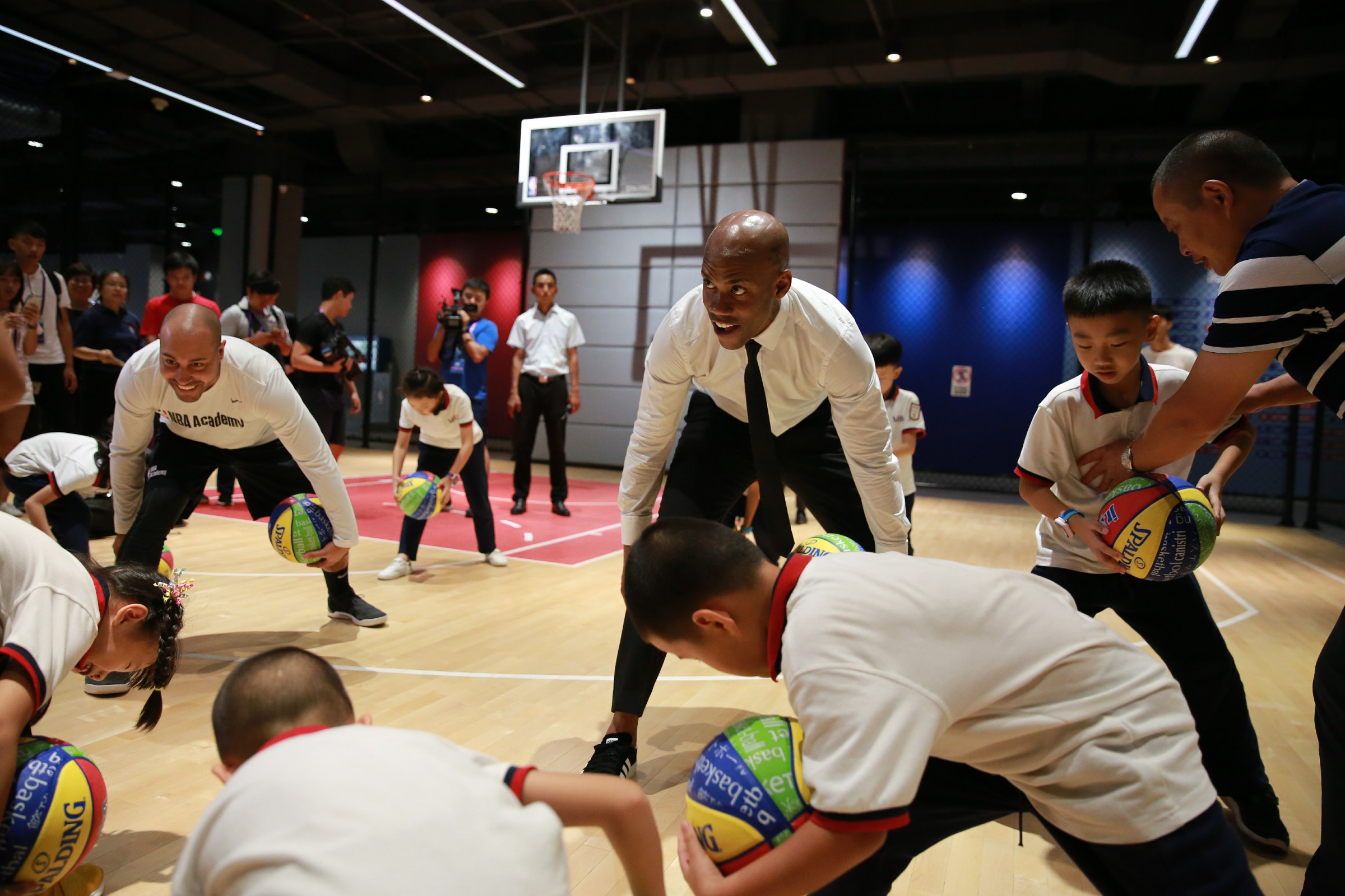 Photo 4 – NBA and CBA basketball legend Stephon Marbury hosts a clinic for children at the opening of the NBA Exhibit at Mission Hills Haikou in Hainan, China