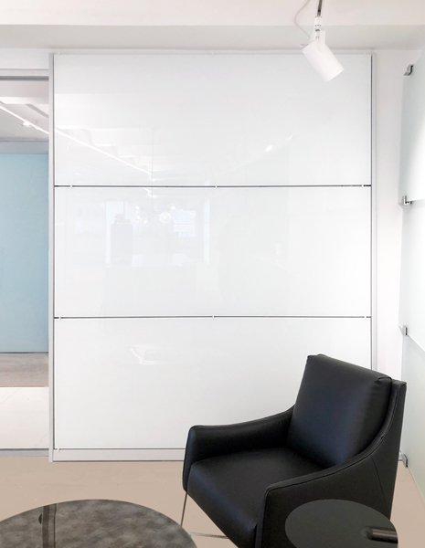 Bendheim’s new TurnKey™ interior wall system featuring back-painted glass.