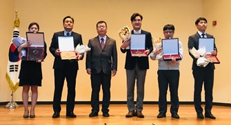 Kwon Sang-chuel, President and COO of transcosmos Korea at the award ceremony (third from the right)