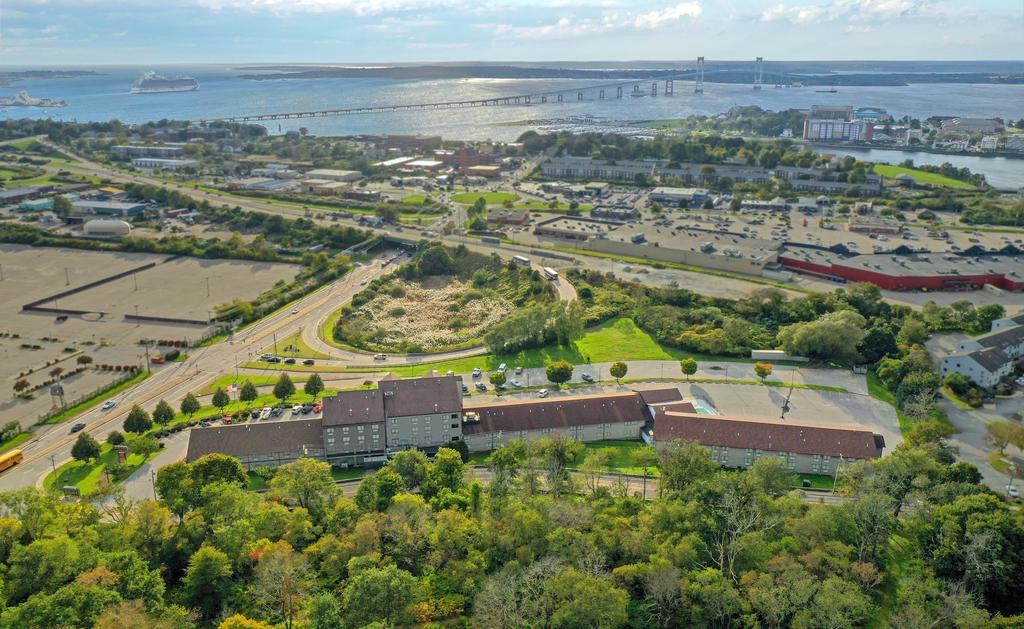 The Mainstay Hotel is ideally situated between downtown Newport and Naval Station Newport, overlooking the gateway to Narragansett Bay.