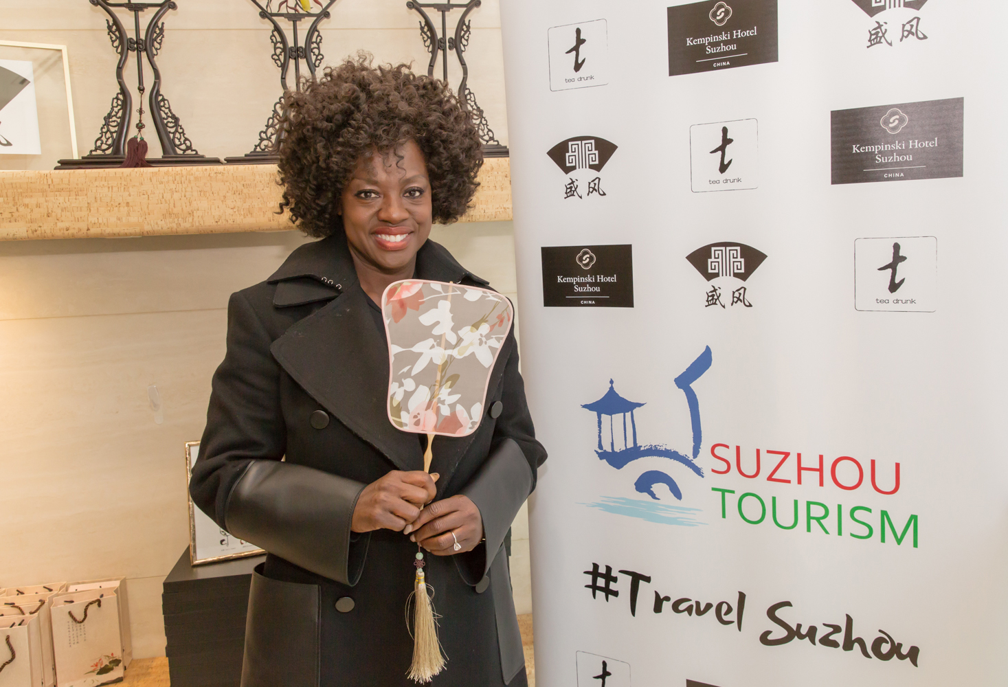 2017 Oscar winner Viola Davis learns about Suzhou and picks up a Sheng Feng fan at GBK Productions’ Luxury Gifting Lounge held February 22 - 23 in Beverly Hills.