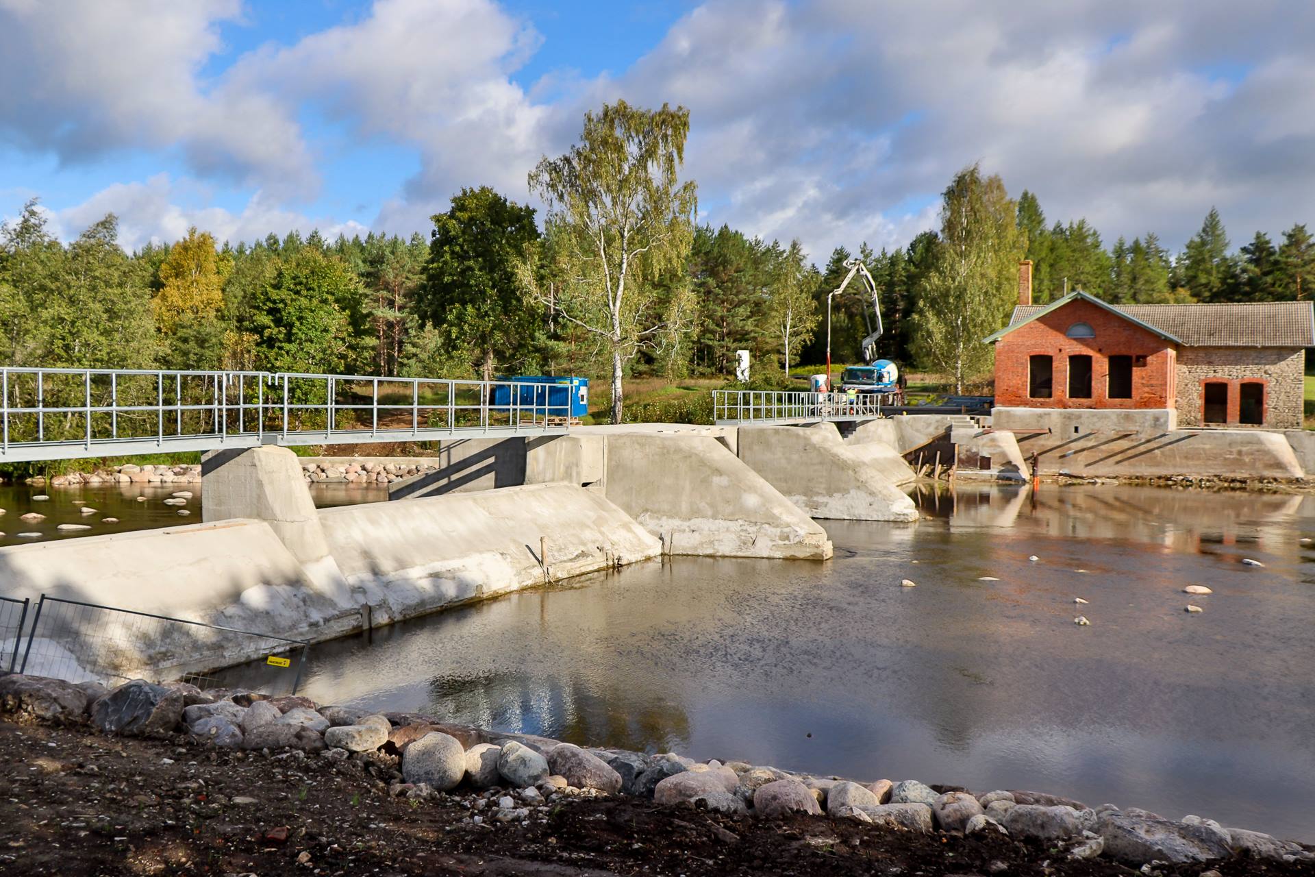 Looking good with PENETRON: Work on the repaired – and now completely waterproof – Pärnu River dam is complete. The renovated historical building is seen in the background, also looking like new.