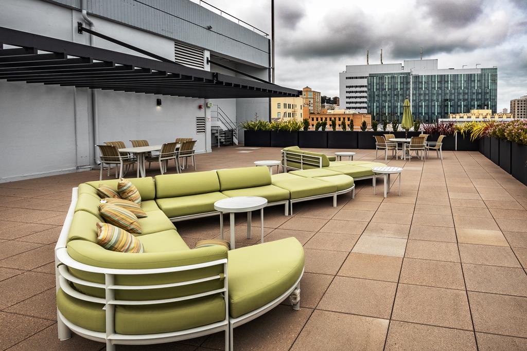 939 Ellis features a 4,480 square foot rooftop deck.