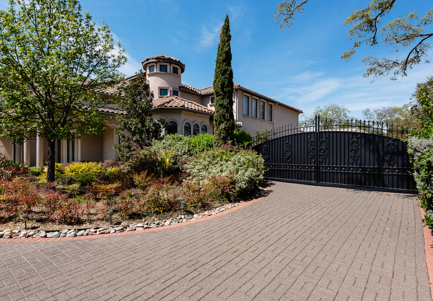 Gated entry with double car circular drive