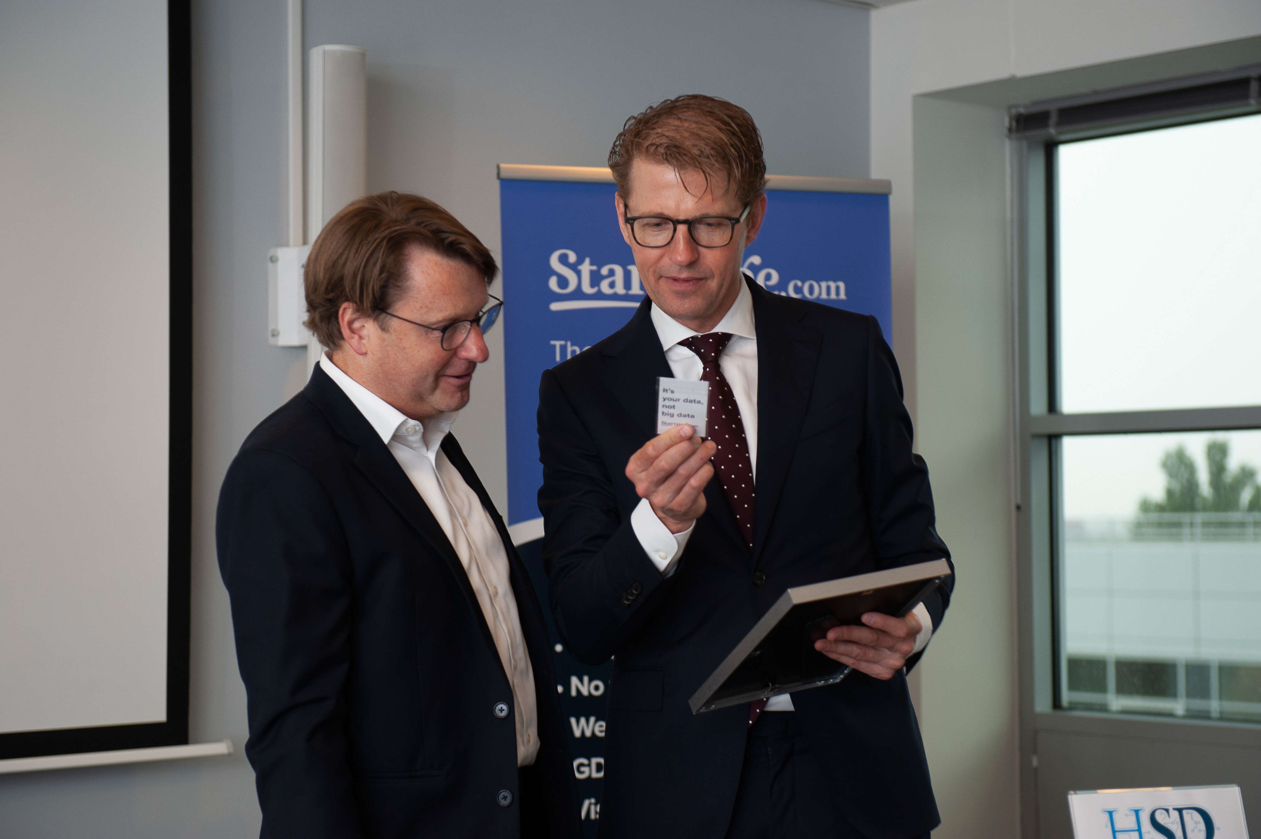 Minister Sander Dekker meets with Startpage.com Business Development Director Alex van Eesteren