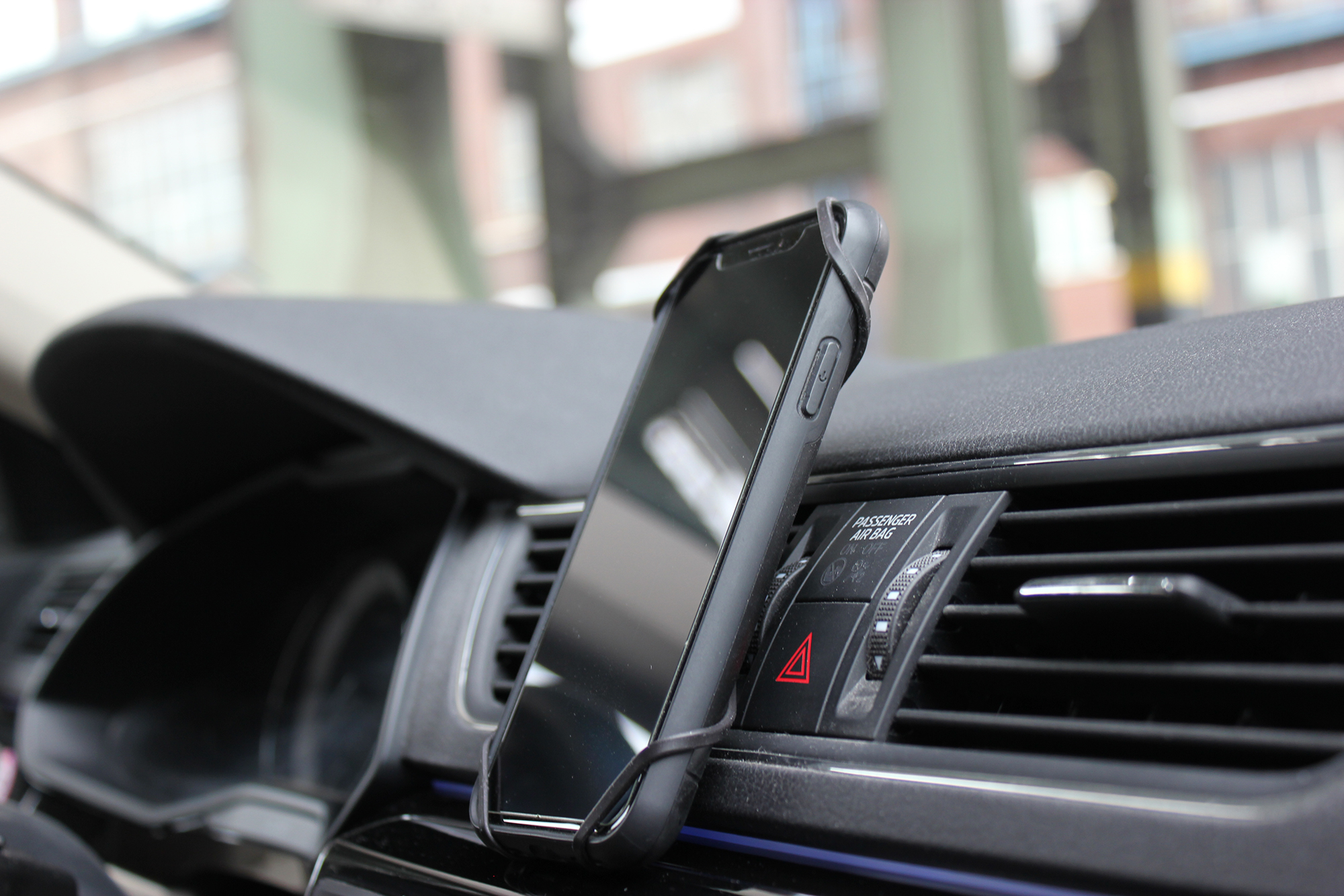 The innovative ‘butterfly’ smartphone holder attached to the vents of a car