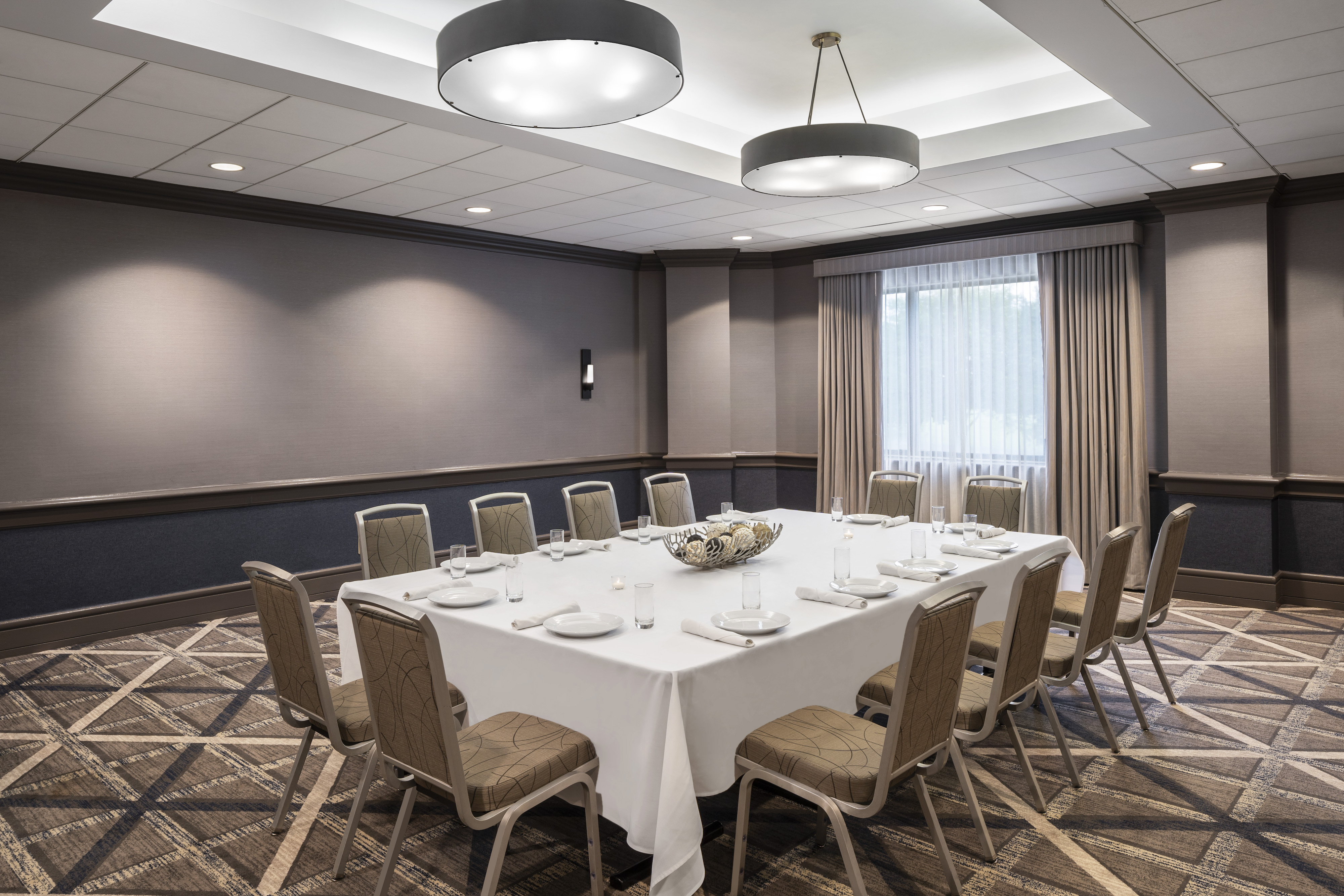 The Hilton Chicago/Oak Brook Hills Resort's Heron Meeting Room is one of many spaces perfect to hold a business event.