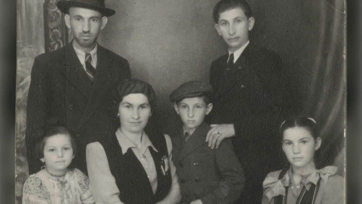 Nat Shaffir and family. Photo courtesy United States Holocaust Memorial Museum.