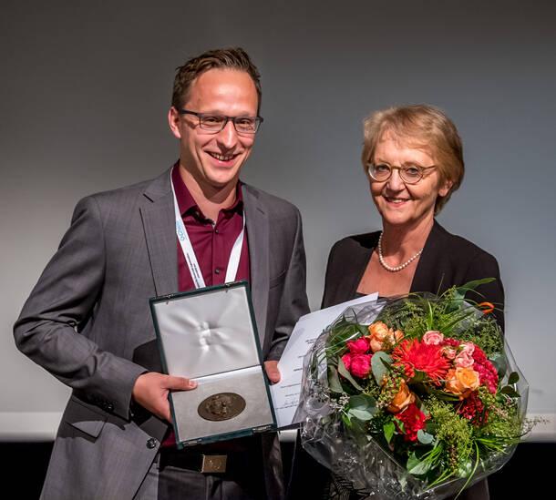 Award winner Dr. Knieling with DGKJ president Prof. Dr. Krägeloh-Mann