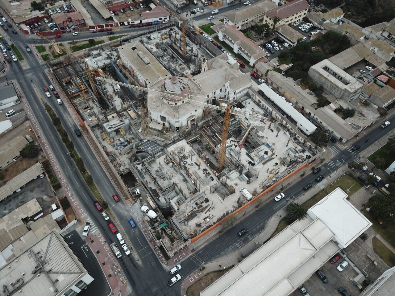 Waterproofing the foundation: Over the underground garage, the La Serena Hospital expansion has surgery rooms, a maternity ward, dialysis stations, an oncology unit, a clinical lab and an MRI unit.