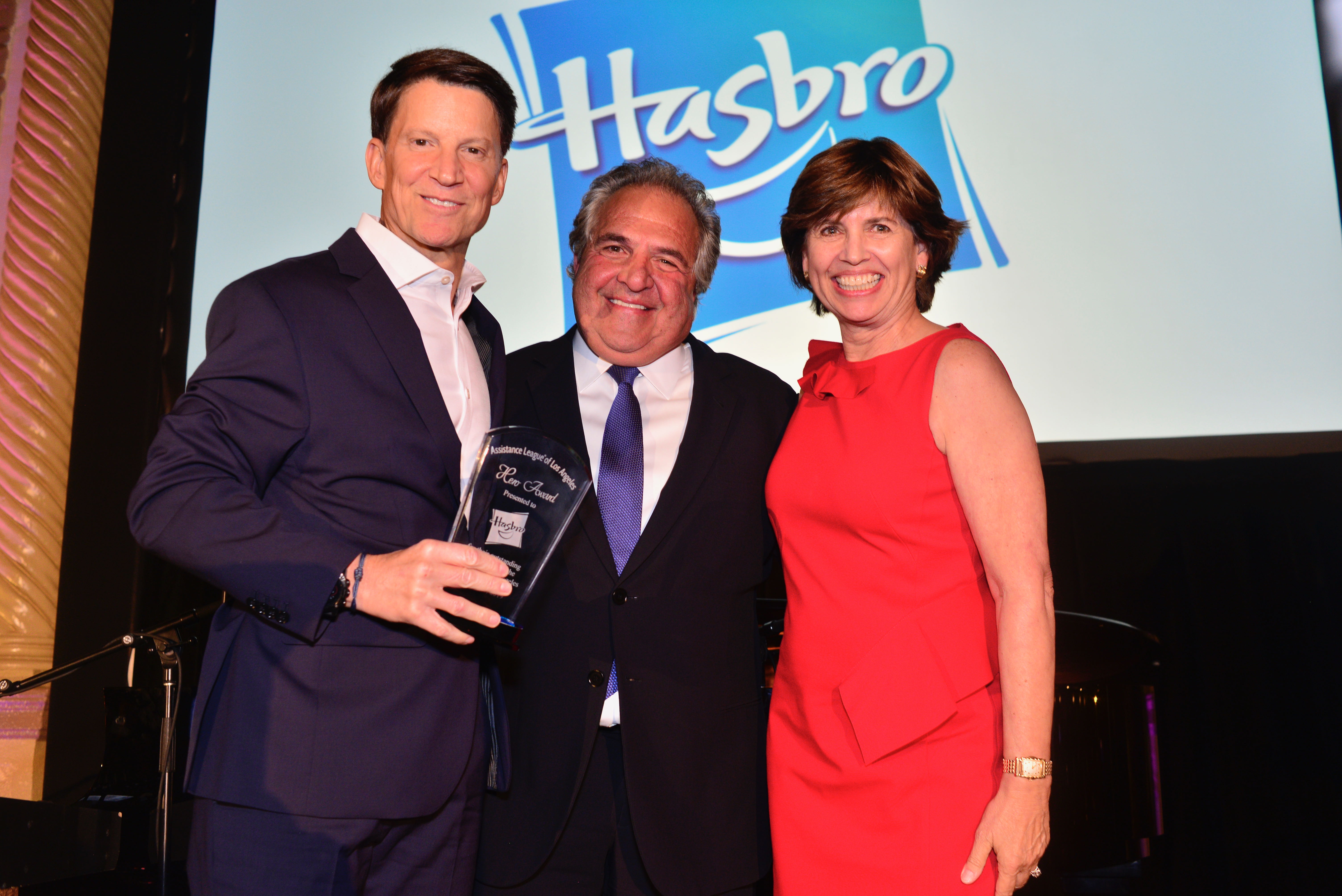 Hasbro CEO Brian Goldner received the Assistance League of Los Angeles Hero Award from Paramount Pictures CEO Jim Gianopulos and Assistance League Board President Kathy Balzer - Photo: Martin Cohen