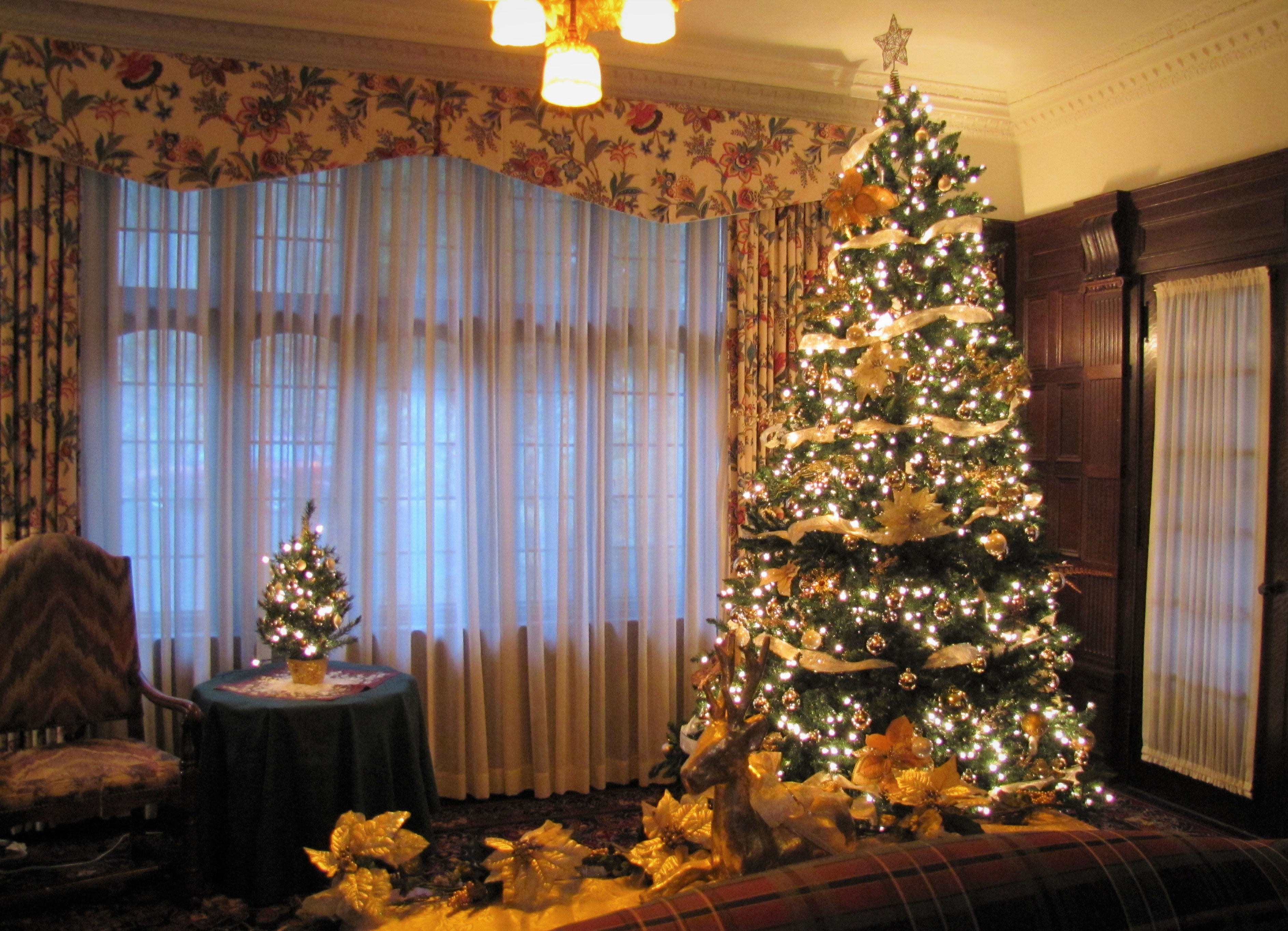 Christmas Best Living Room Decorations With Curtains