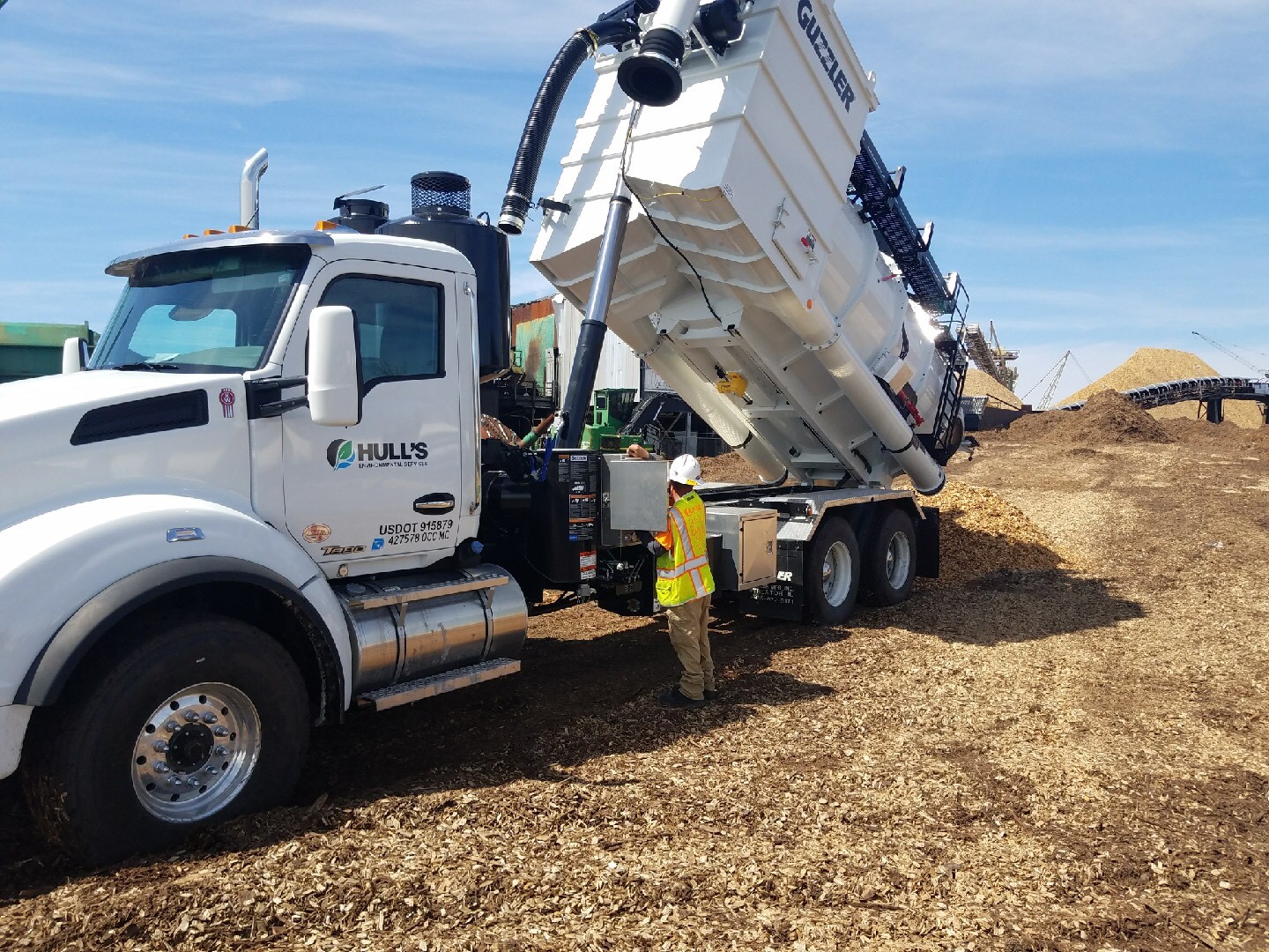 Hull's new industrial loader vacuum system demonstrates its ability to vacuum remove a variety of substances and subsequently dump that material with ease.