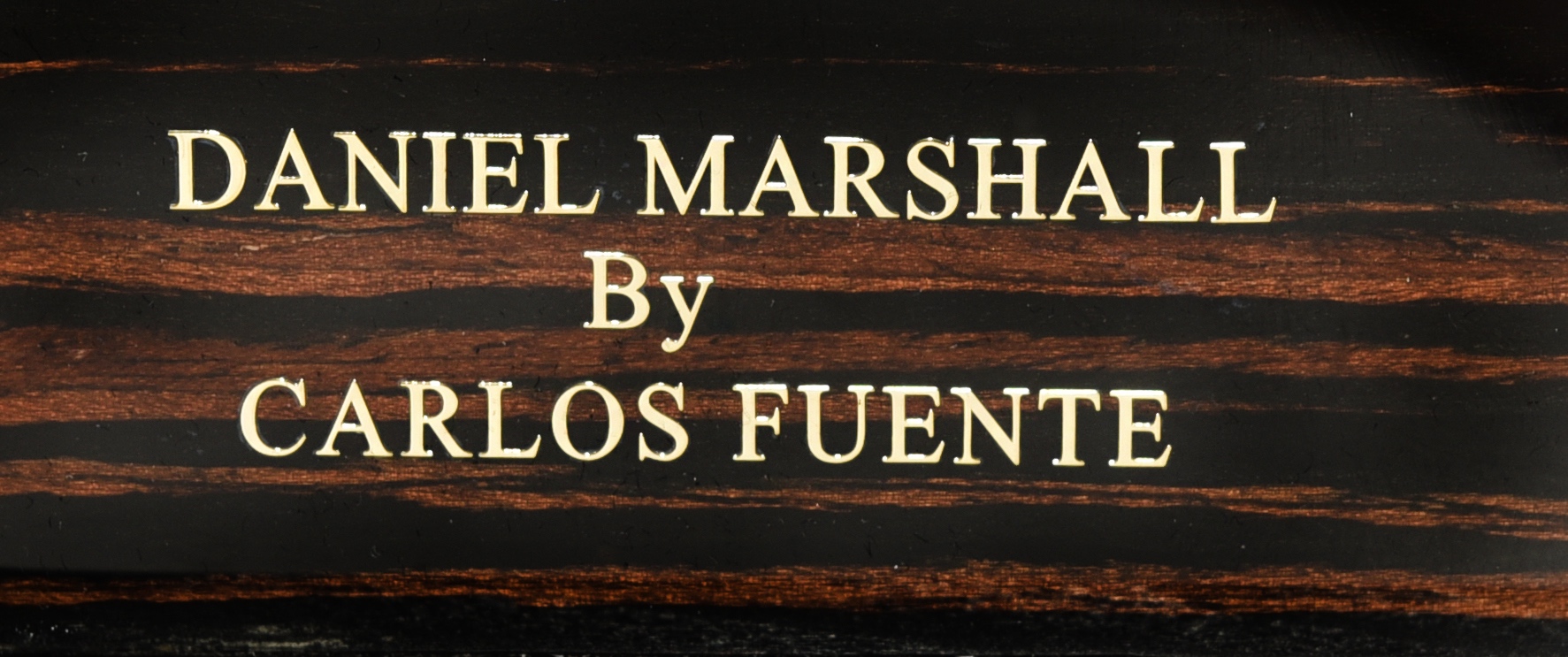Daniel Marshall by Carlos Fuente 38th Anniversary Cigar - Close up of Metallic gold inlay under lacquer