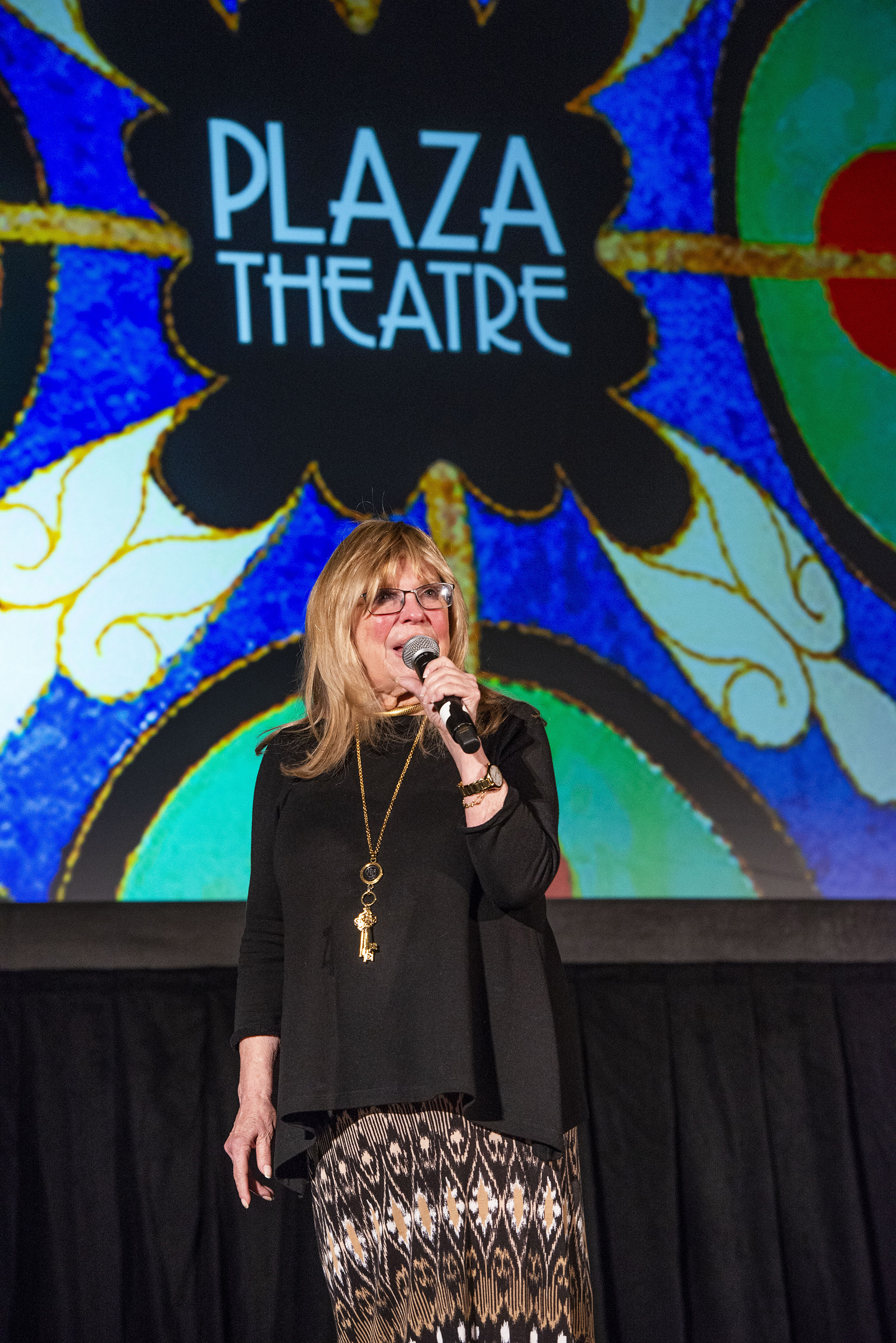 Nancy Sinatra Makes Rare Public Appearance At Palm Springs Plaza Theatre Sold Out Event Raises Funds For Restoration Of The Iconic Theatre
