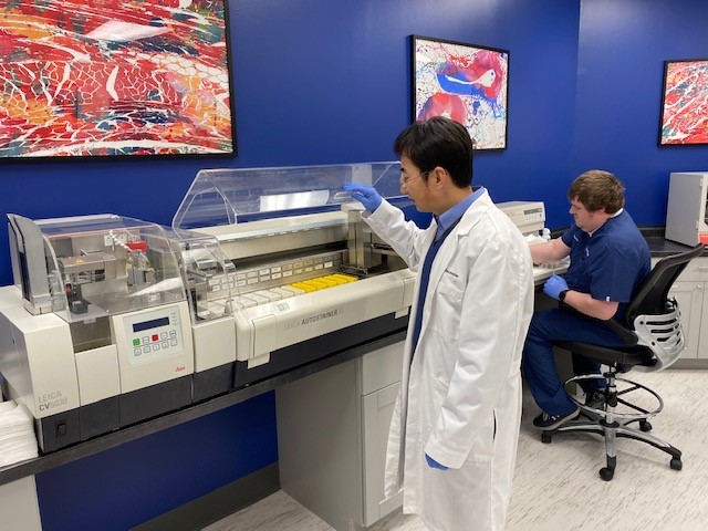 A planned, high-production environment using the latest instruments such as Leica Aperio AT2 imaging system -processing up to 400 slides an hour- and dual Sakura tissue processors.