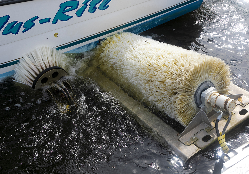 Six rotating brushes, made from high density polymer, adjust automatically to the boat hull.