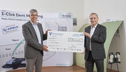 VR-Innovationprize cheque presentation with Erik Klaas (l., CTO, 8tree) and Thomas Bucher (r., Director, Volksbank eG Überlingen).