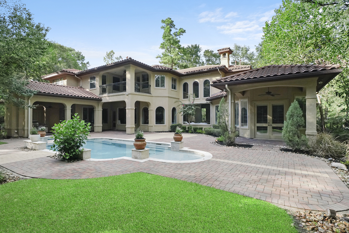 Havencrest backs directly to the nature reserve with no neighbors to the rear providing additional privacy and quiet in The Woodlands TX
