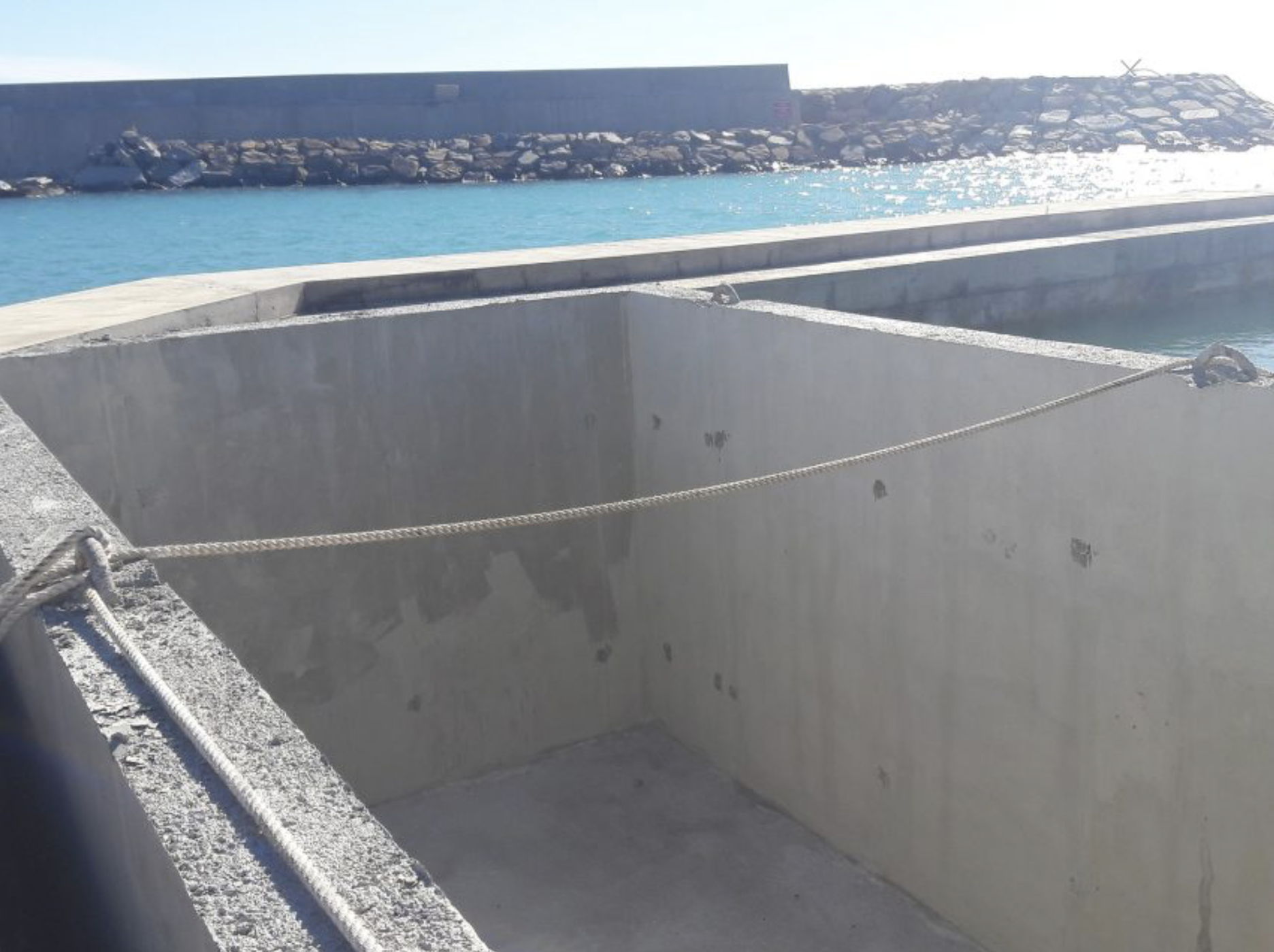 Ensuring concrete durability: PENETRON ADMIX generates a non-soluble crystalline formation in concrete to seals microcracks, pores and capillaries against the penetration of seawater and moisture.