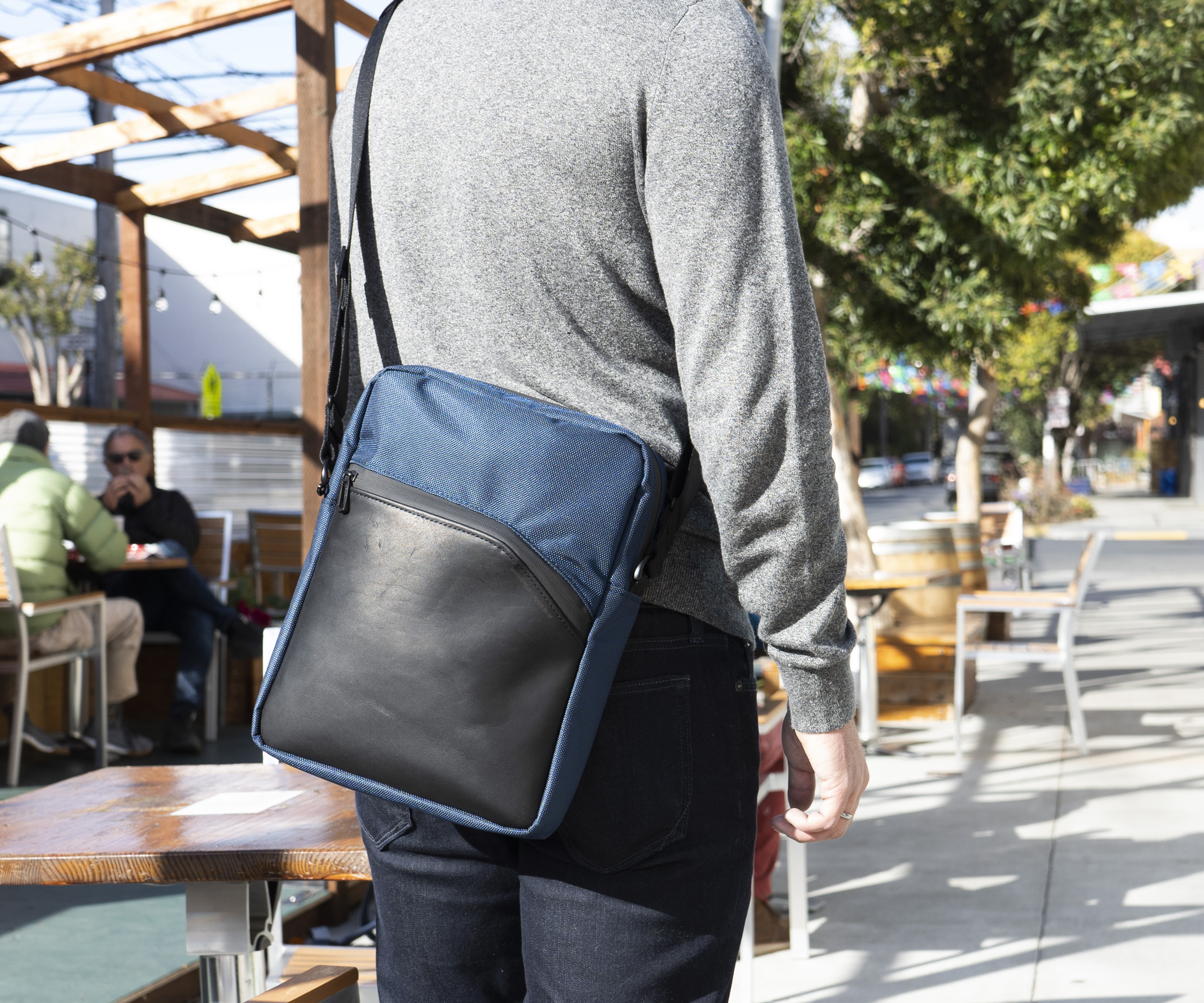 Crossbody in blue Forza and black full-grain leather