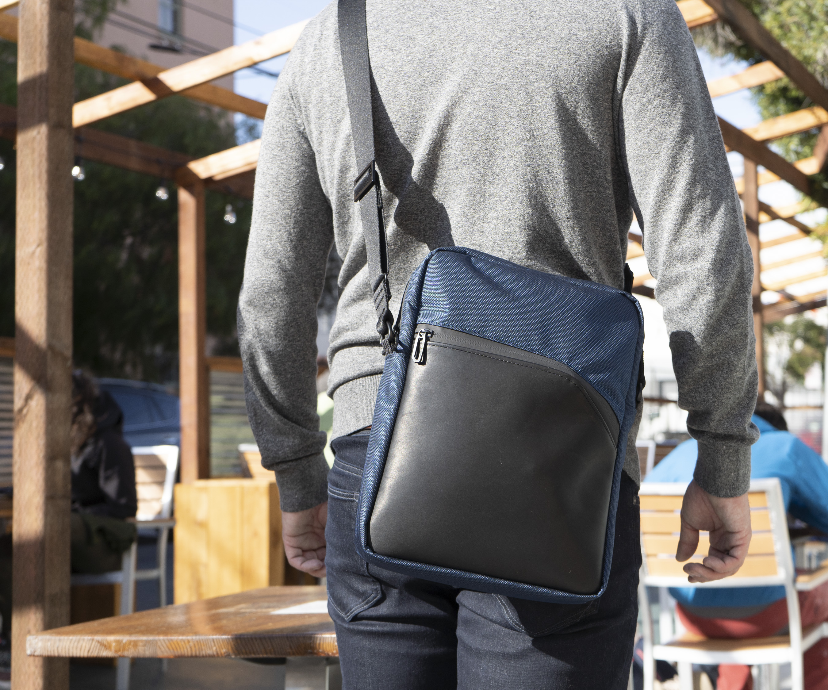Crossbody in blue Forza and black, full-grain leather