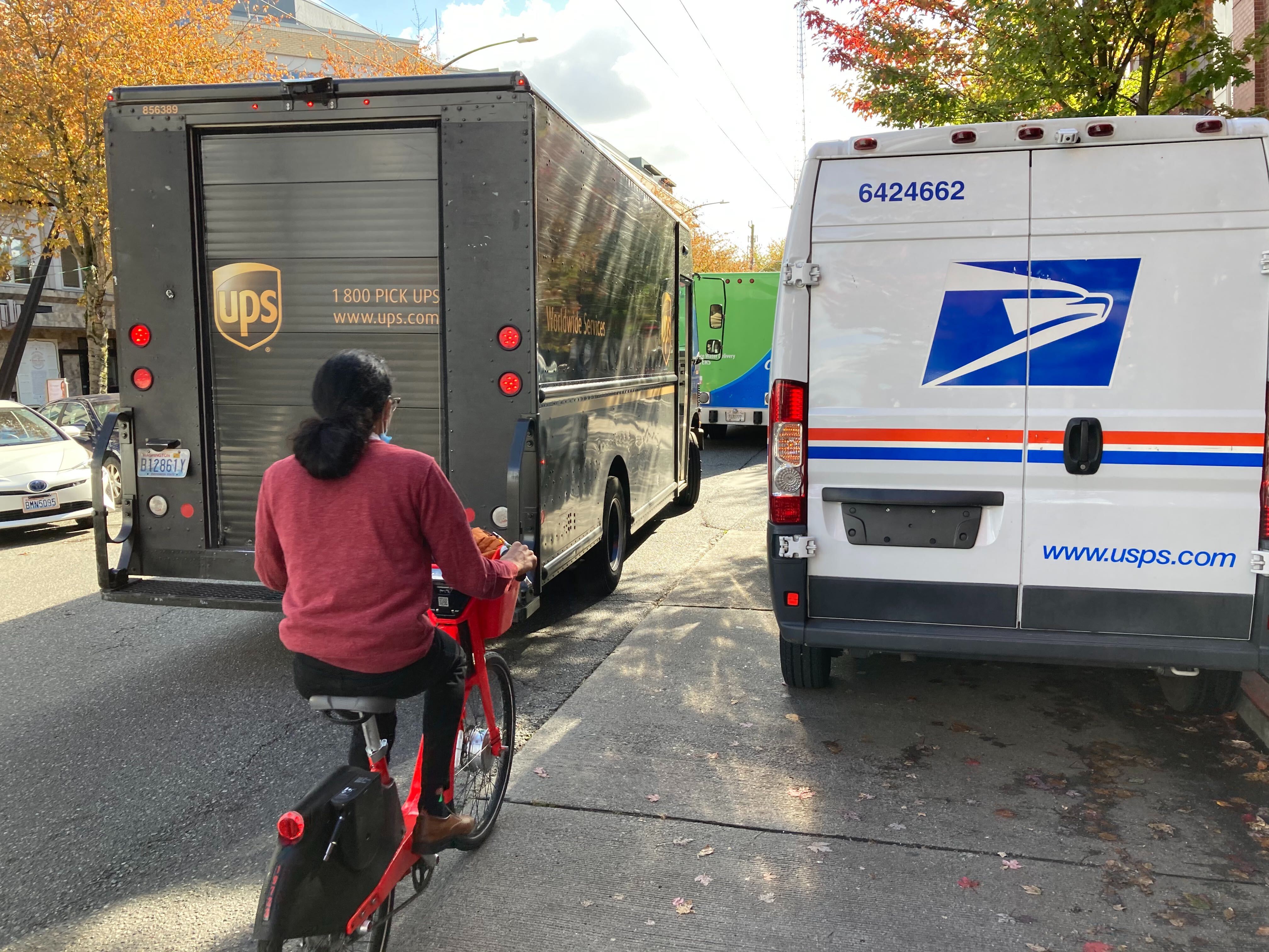 Conflict between shared mobility and delivery