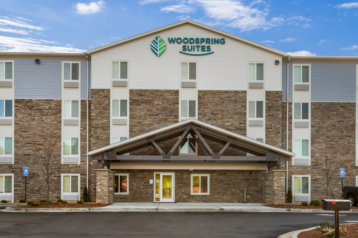 The new WoodSpring Suites Atlanta – Newnan is managed by Sandpiper Hospitality  & owned by Turnstone Group