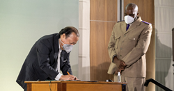 Prem Rawat (left) and Rev. Dr. Menzi Mkhathini of the Department of Correctional Services sign an MOU to expand the Peace Education Program throughout South Africa.