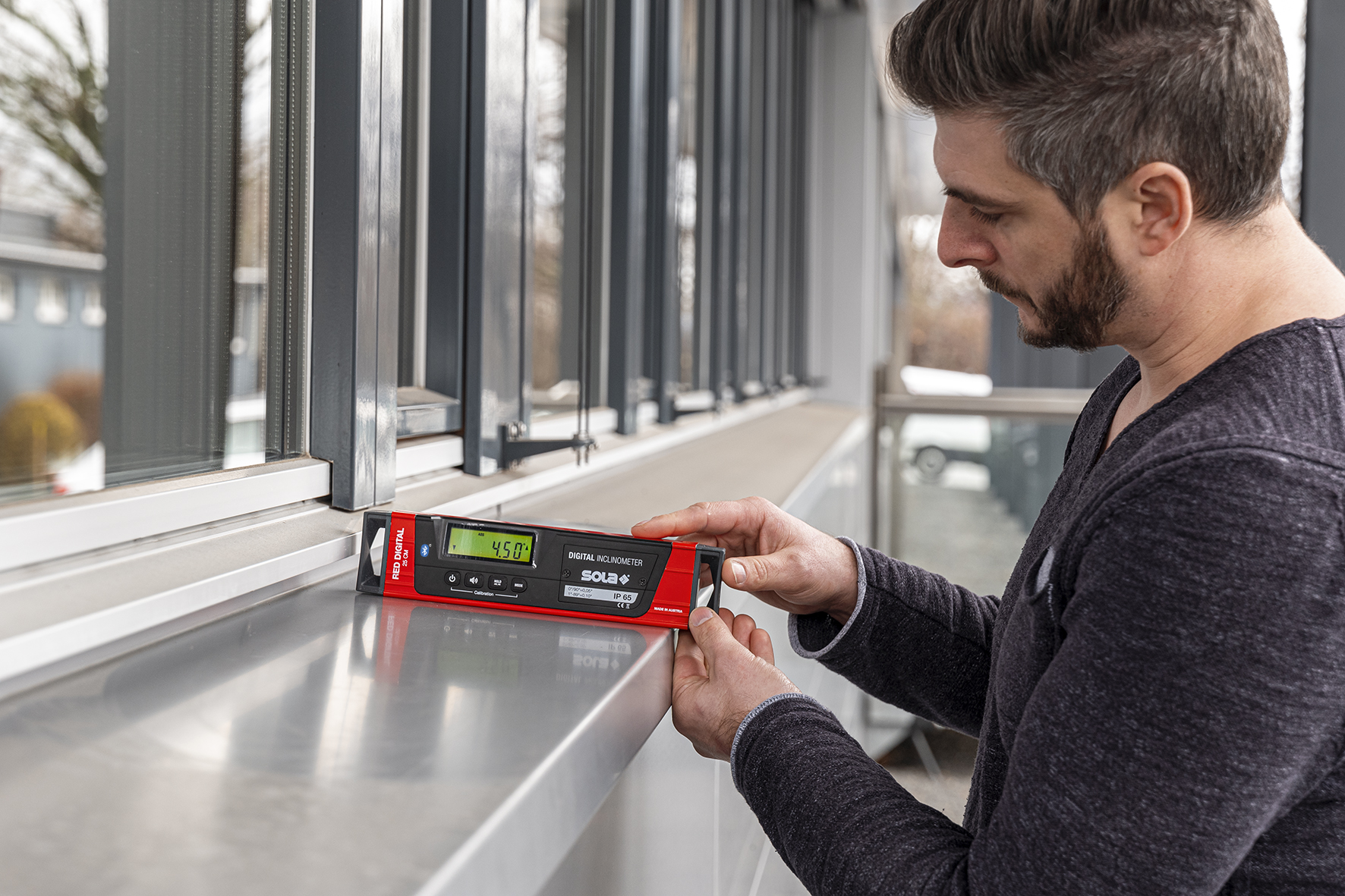 At 10 inches, the inclinometer BIG RED 10" digital is ideal for measurements with small contact surfaces.