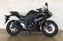 The side view of a black 2018 Yamaha YZF-R3 at Twisted Cycles.