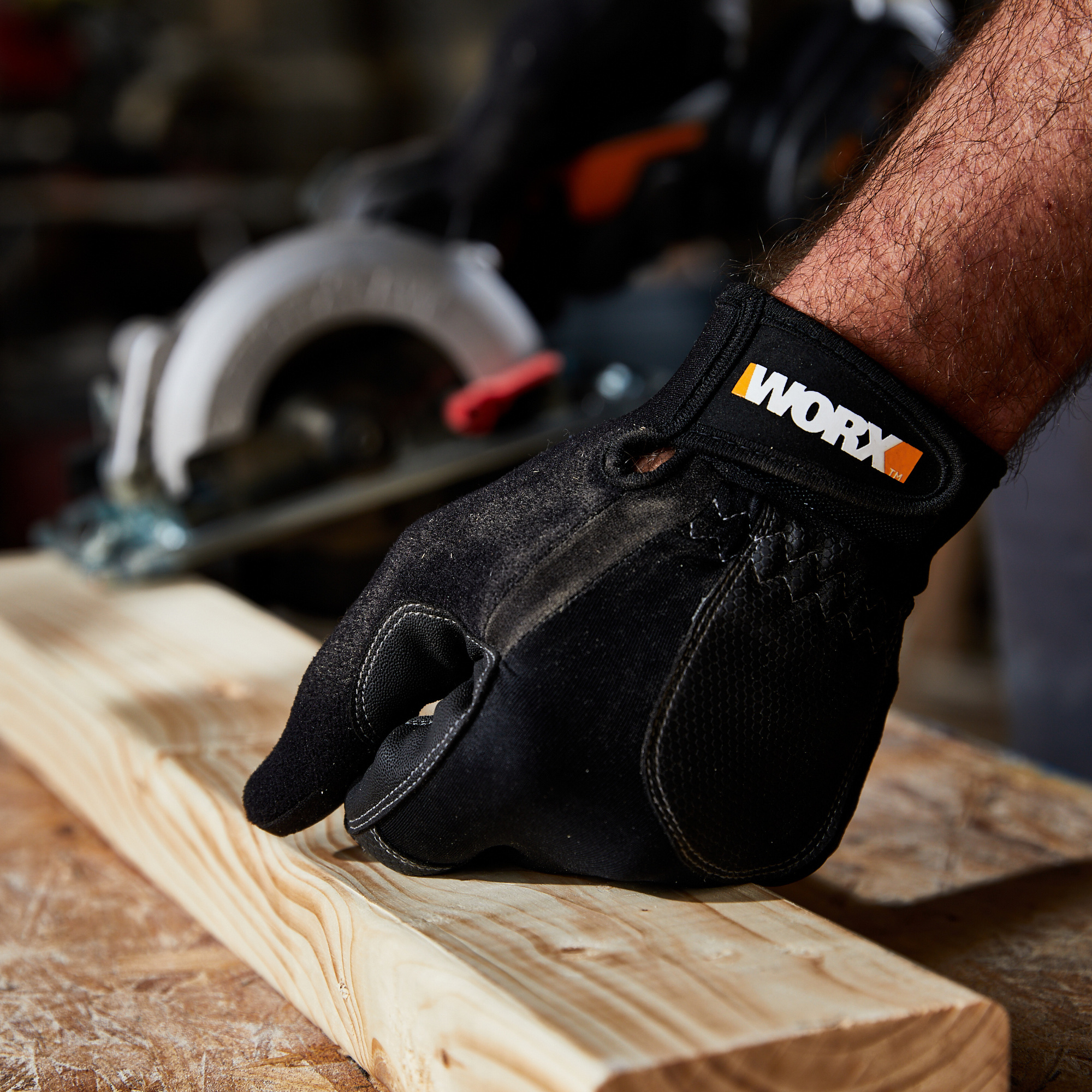WORX Universal Fit Work Gloves – Performance, featuring 3D compression-fit technology, are durable, breathable and water repellant.
