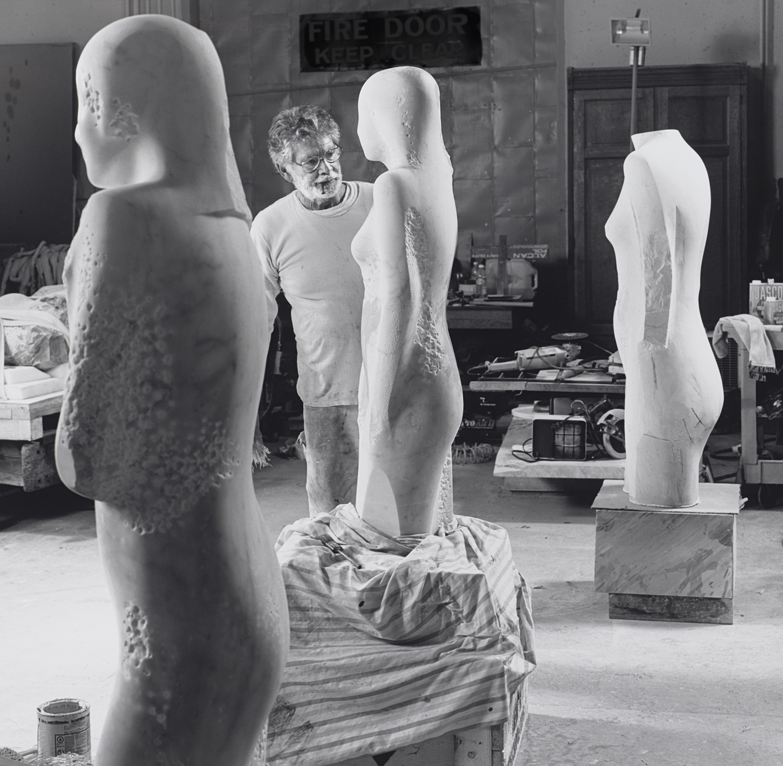 Manuel Neri working on marble sculptures in 1995